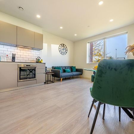 Luxury 1 Bedroom Serviced Apartment With Roof Terrace & Gym Stevenage Exteriör bild