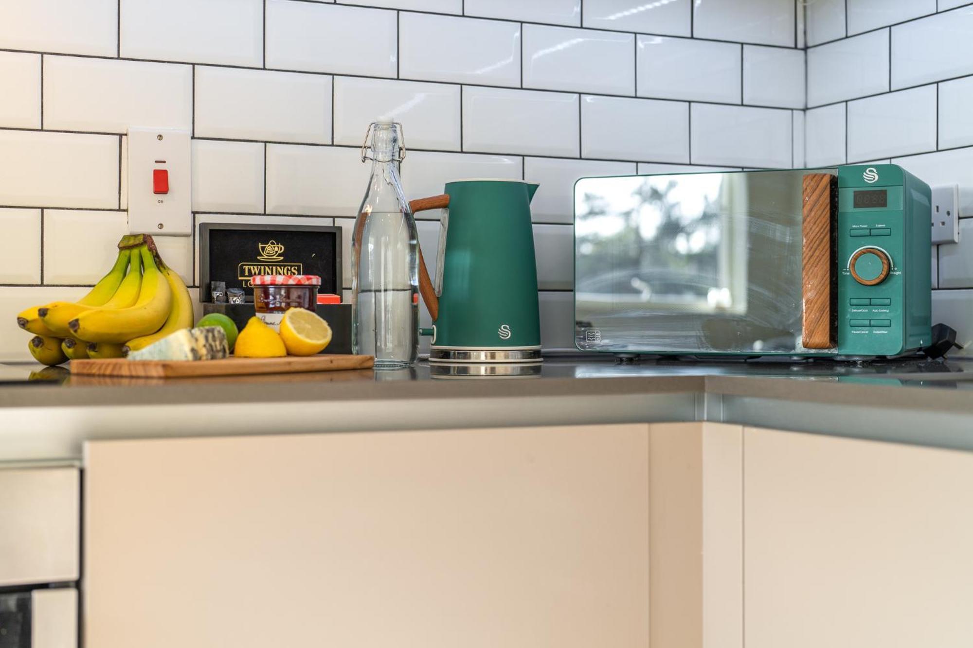 Luxury 1 Bedroom Serviced Apartment With Roof Terrace & Gym Stevenage Exteriör bild