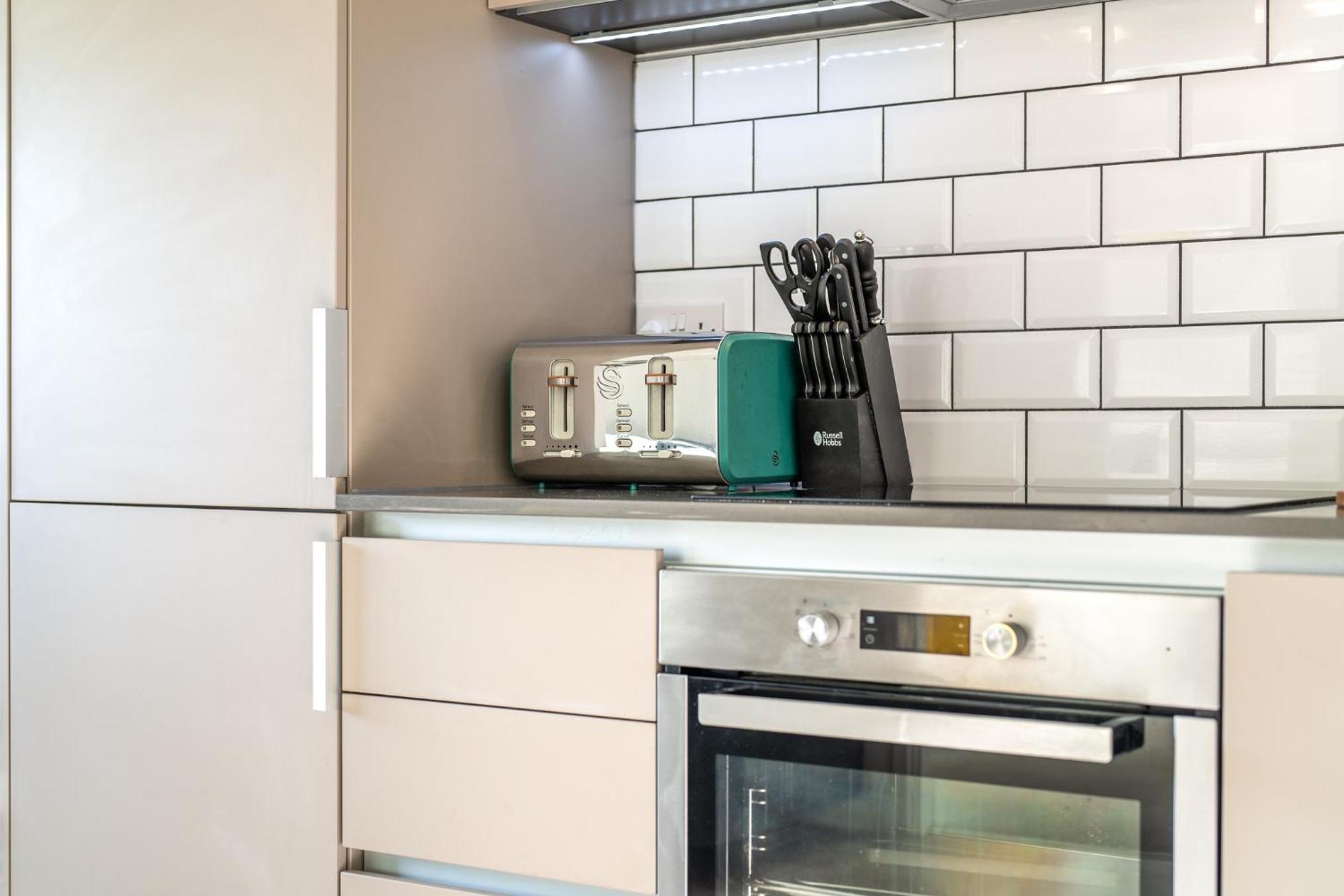 Luxury 1 Bedroom Serviced Apartment With Roof Terrace & Gym Stevenage Exteriör bild