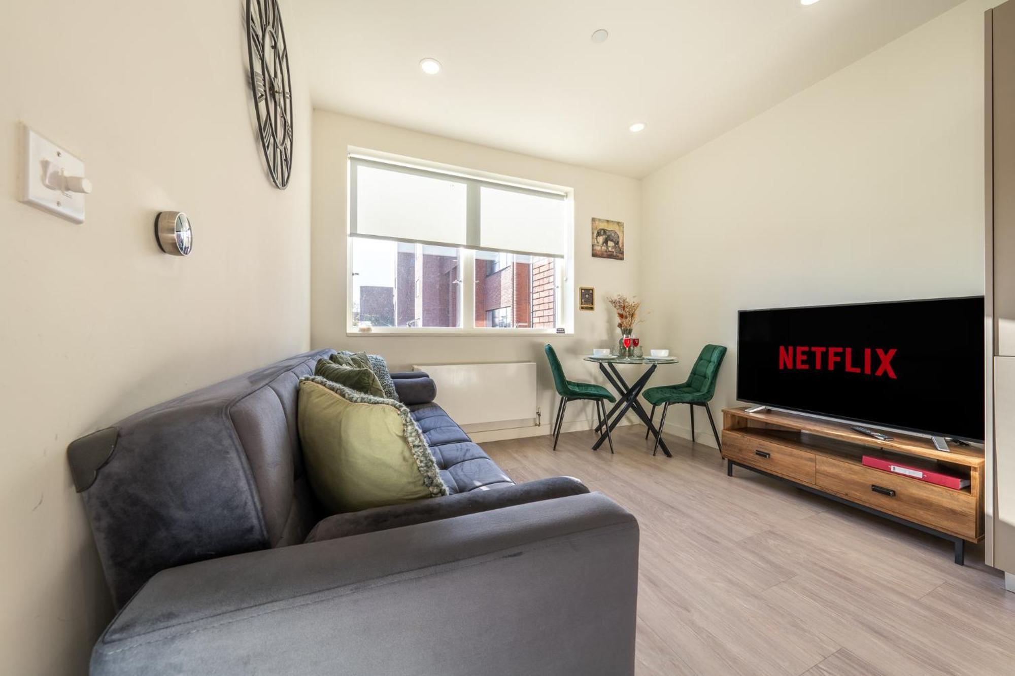 Luxury 1 Bedroom Serviced Apartment With Roof Terrace & Gym Stevenage Exteriör bild