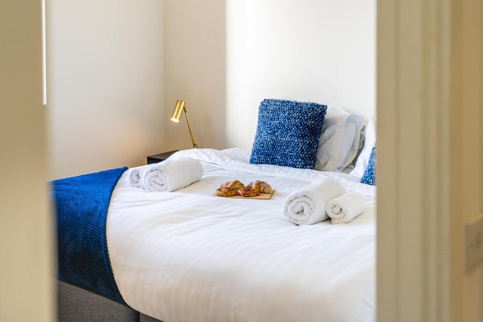 Luxury 1 Bedroom Serviced Apartment With Roof Terrace & Gym Stevenage Exteriör bild