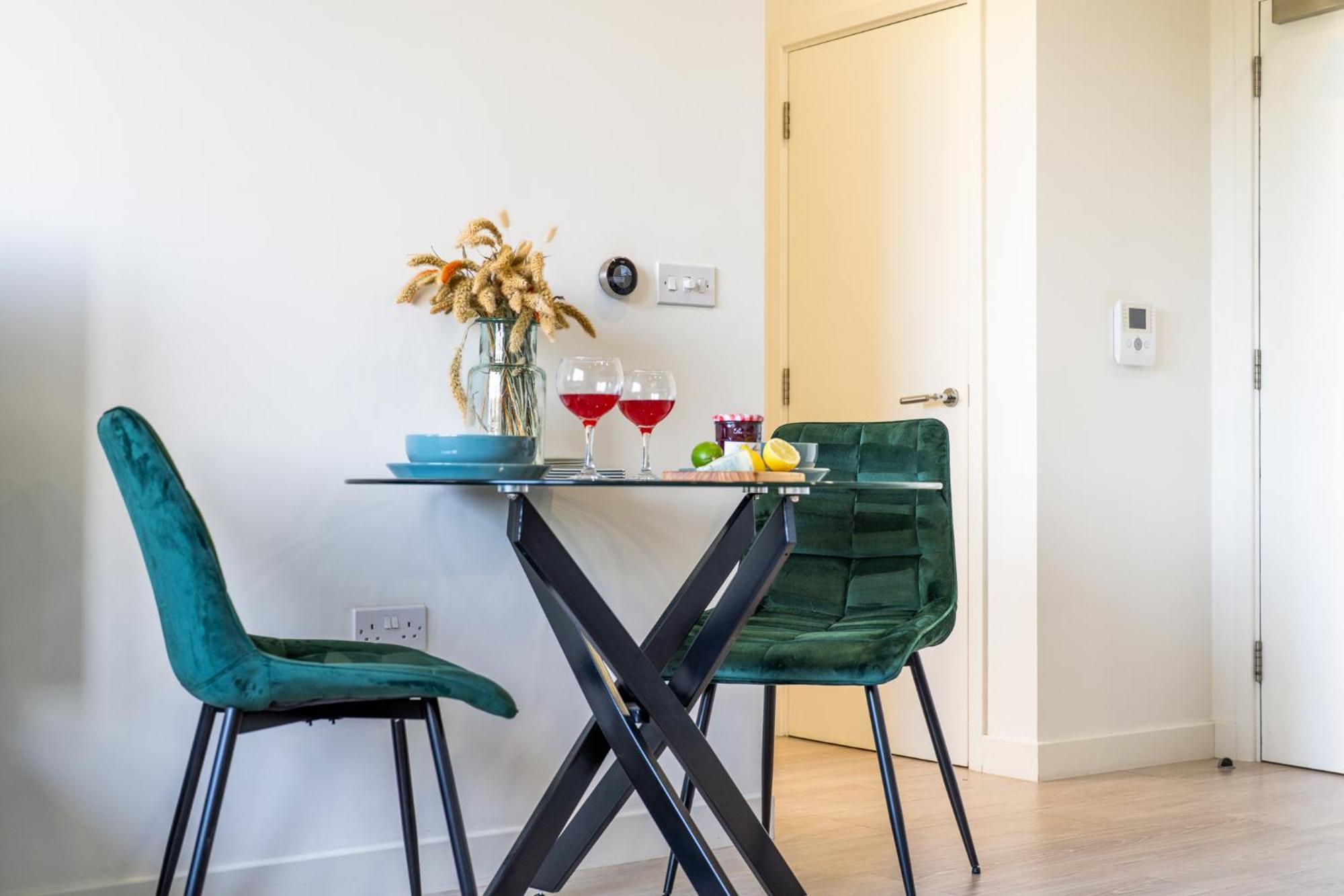 Luxury 1 Bedroom Serviced Apartment With Roof Terrace & Gym Stevenage Exteriör bild