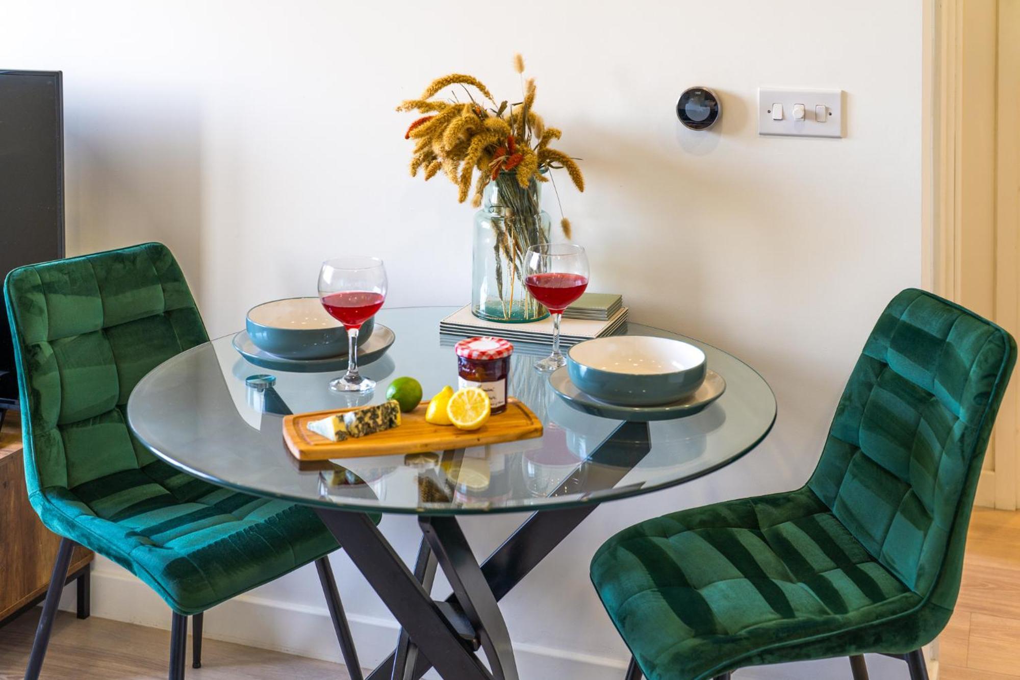 Luxury 1 Bedroom Serviced Apartment With Roof Terrace & Gym Stevenage Exteriör bild