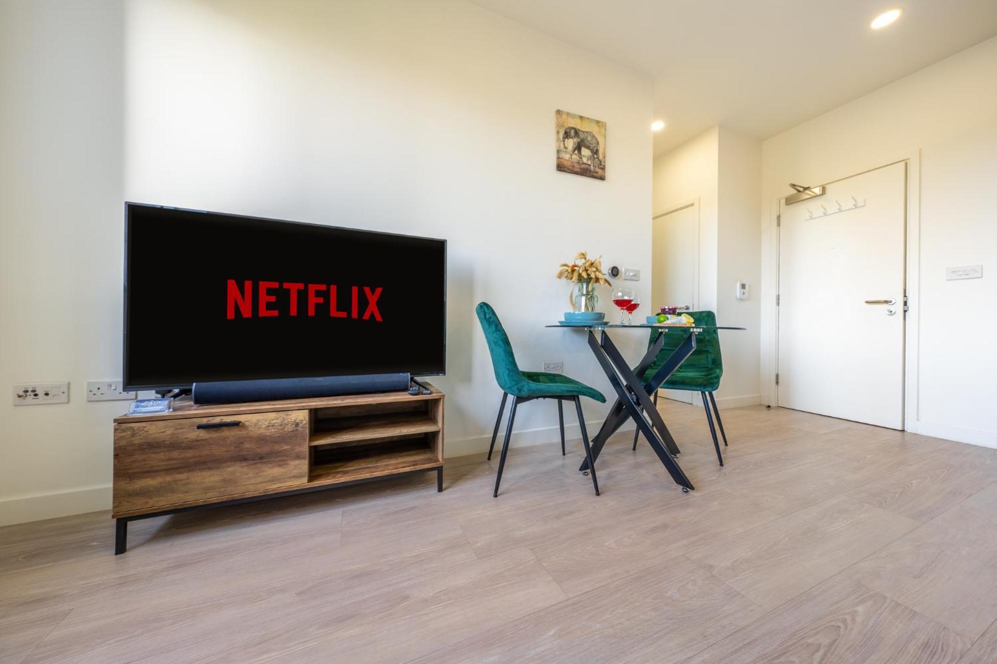Luxury 1 Bedroom Serviced Apartment With Roof Terrace & Gym Stevenage Exteriör bild