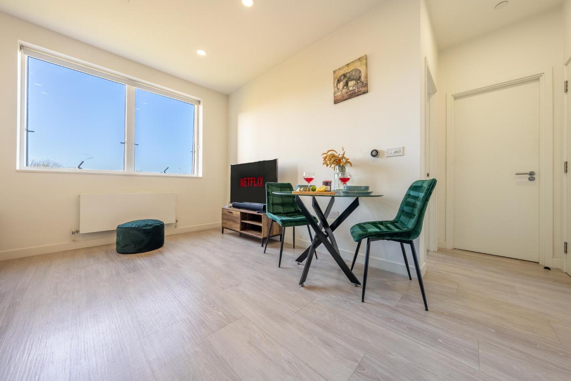 Luxury 1 Bedroom Serviced Apartment With Roof Terrace & Gym Stevenage Exteriör bild
