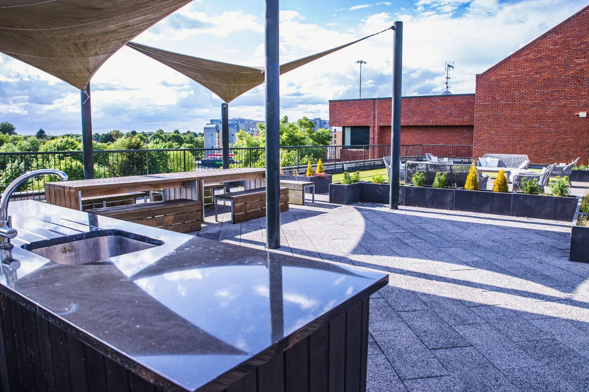 Luxury 1 Bedroom Serviced Apartment With Roof Terrace & Gym Stevenage Exteriör bild