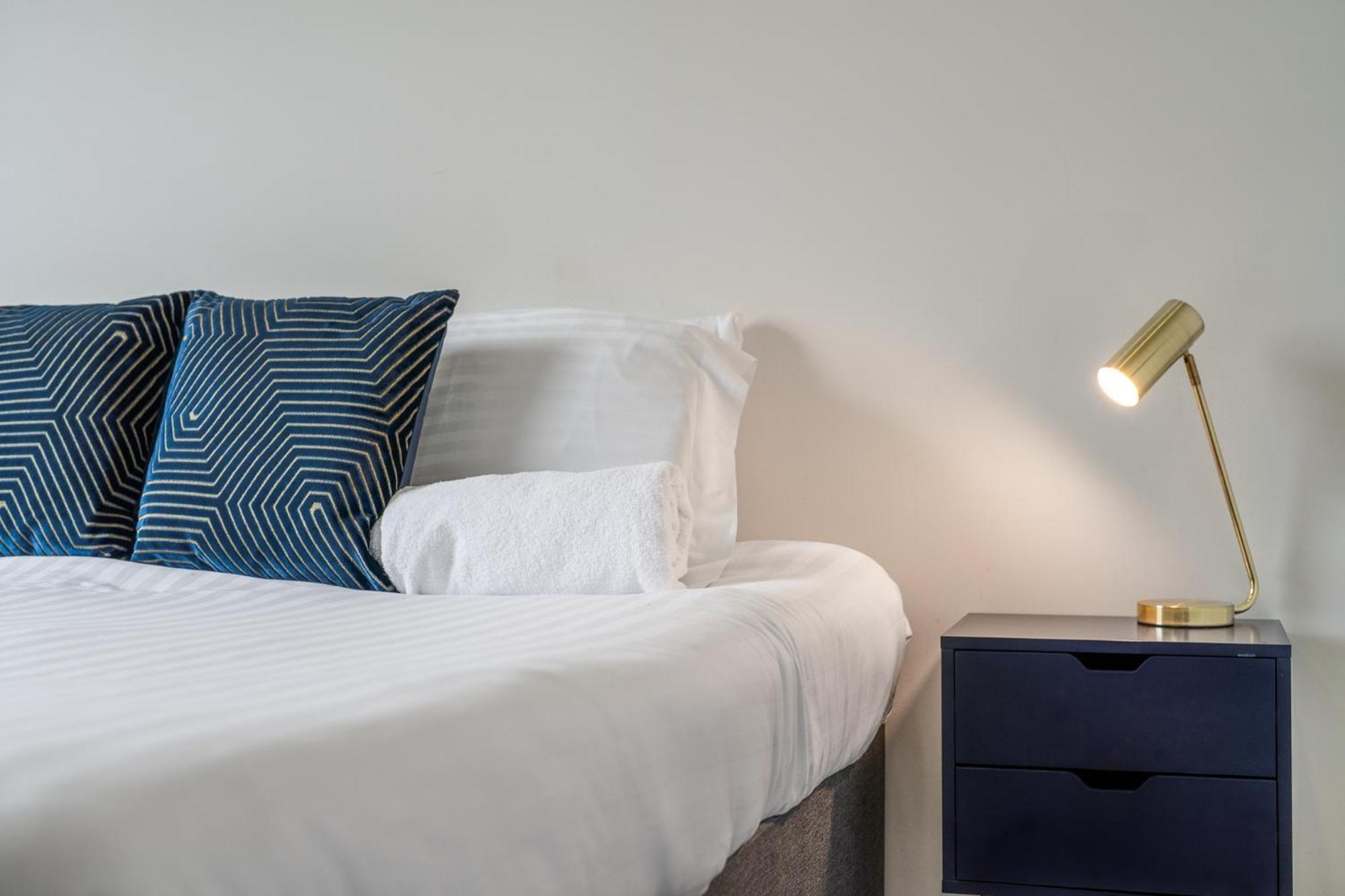Luxury 1 Bedroom Serviced Apartment With Roof Terrace & Gym Stevenage Exteriör bild
