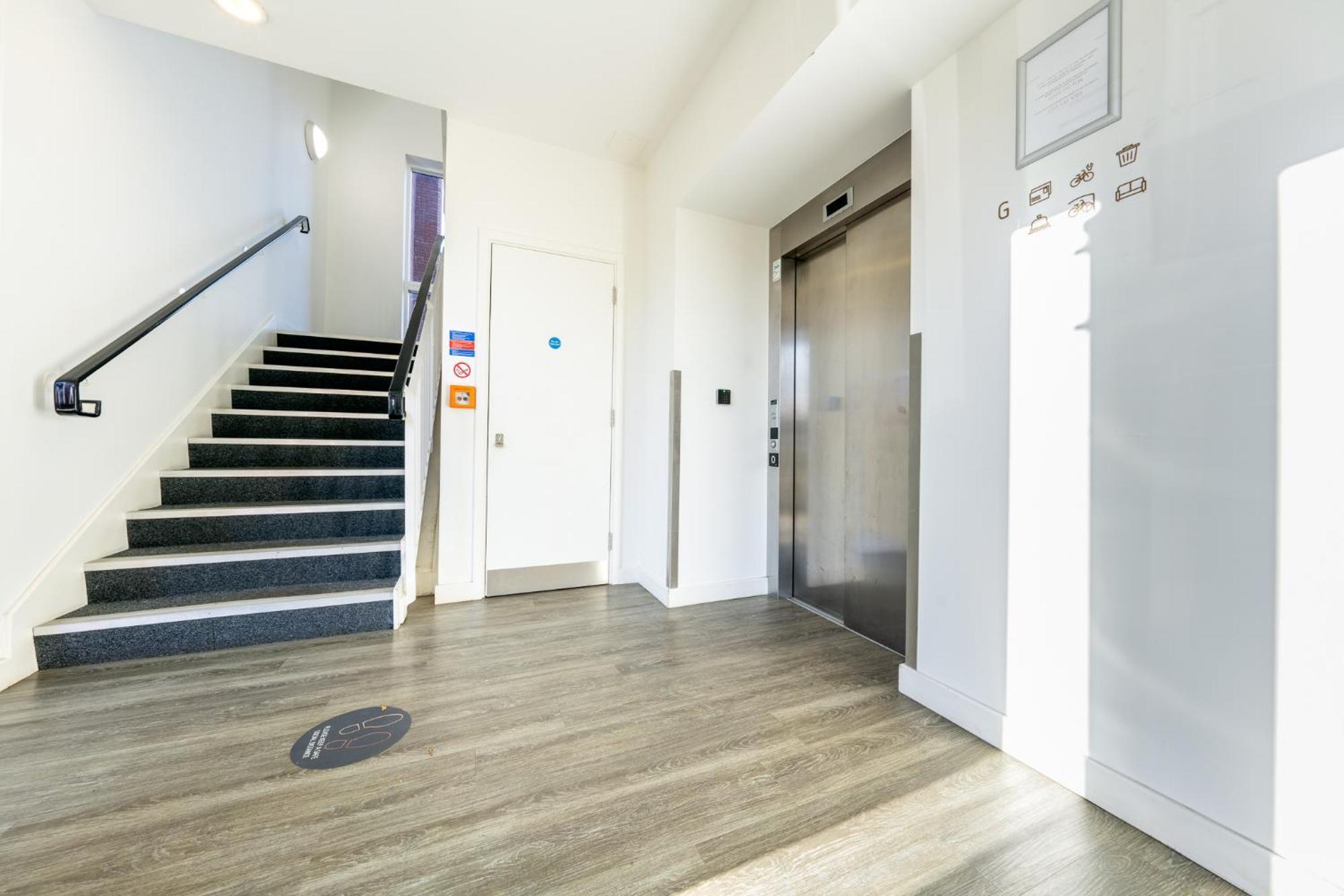 Luxury 1 Bedroom Serviced Apartment With Roof Terrace & Gym Stevenage Exteriör bild
