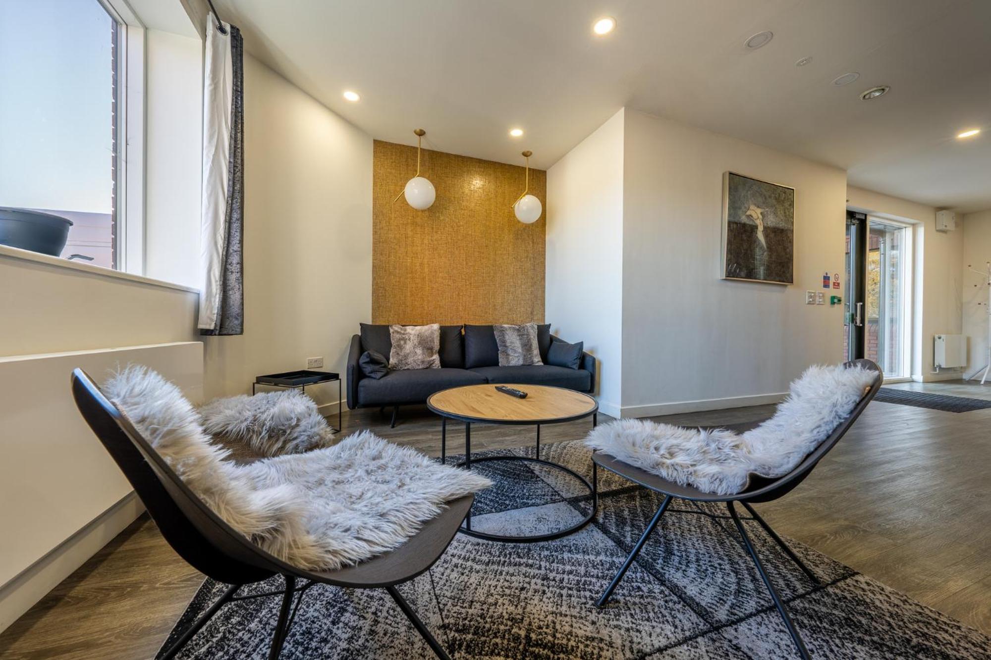 Luxury 1 Bedroom Serviced Apartment With Roof Terrace & Gym Stevenage Exteriör bild