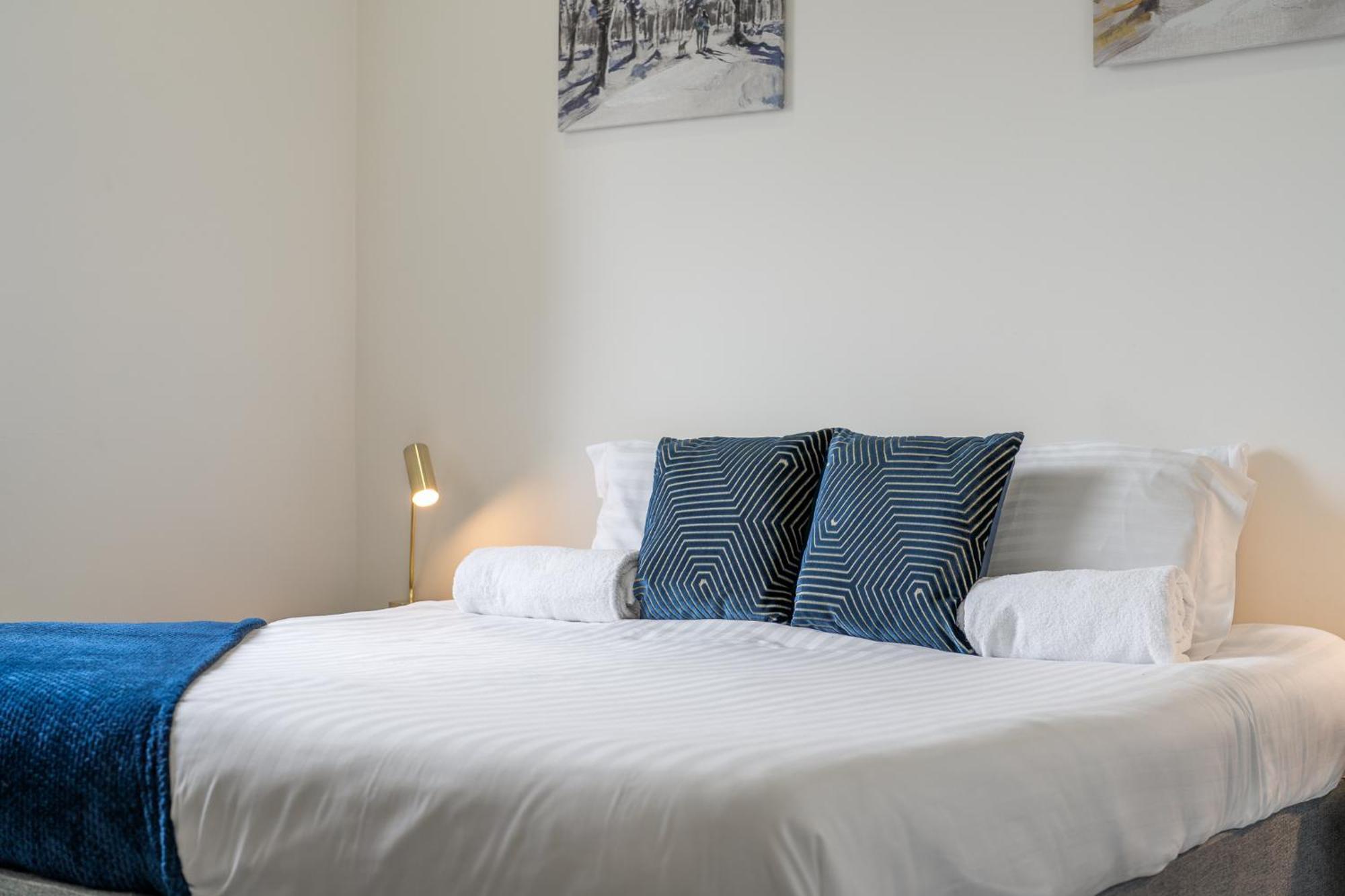 Luxury 1 Bedroom Serviced Apartment With Roof Terrace & Gym Stevenage Exteriör bild