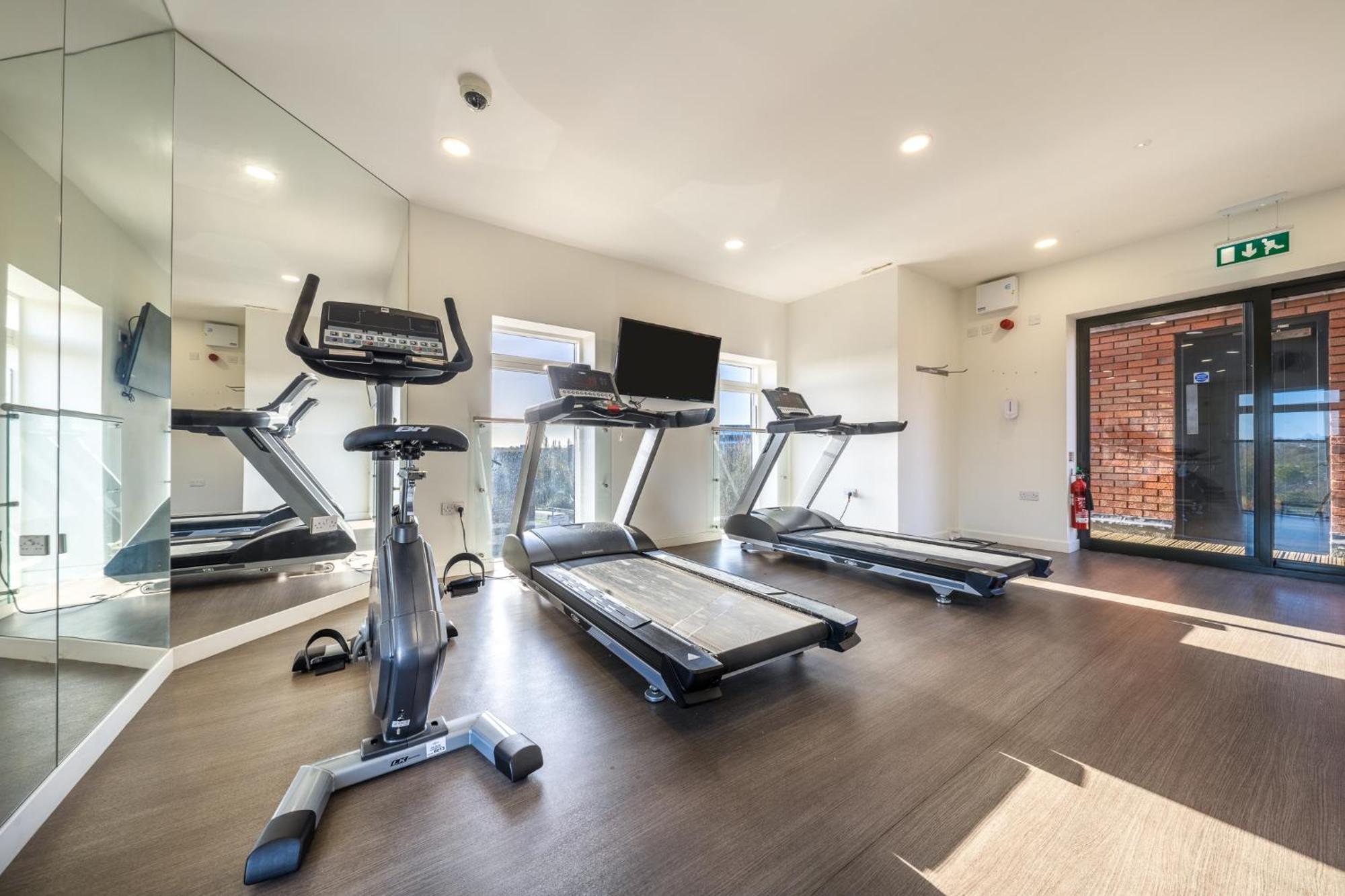 Luxury 1 Bedroom Serviced Apartment With Roof Terrace & Gym Stevenage Exteriör bild