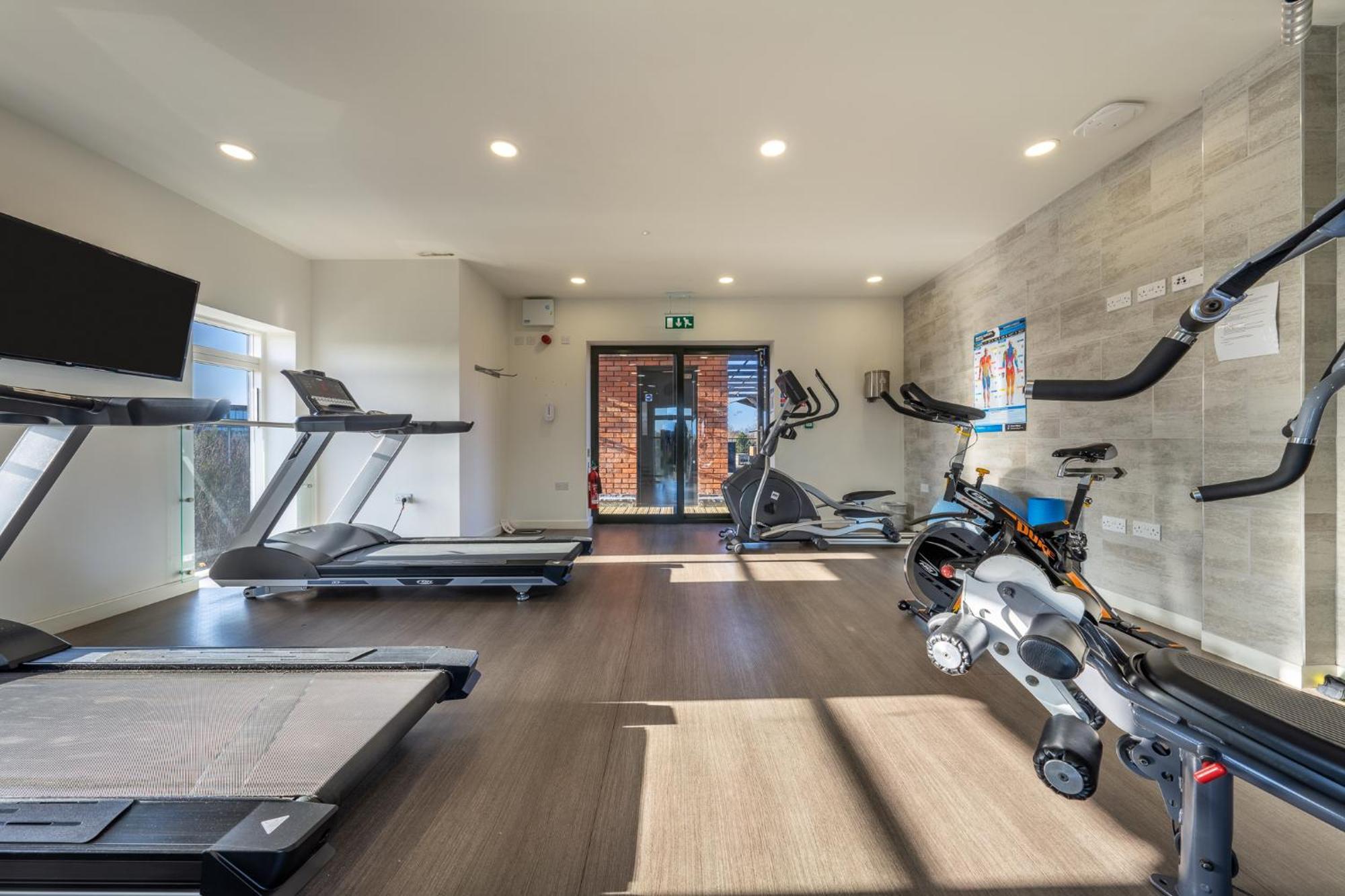 Luxury 1 Bedroom Serviced Apartment With Roof Terrace & Gym Stevenage Exteriör bild
