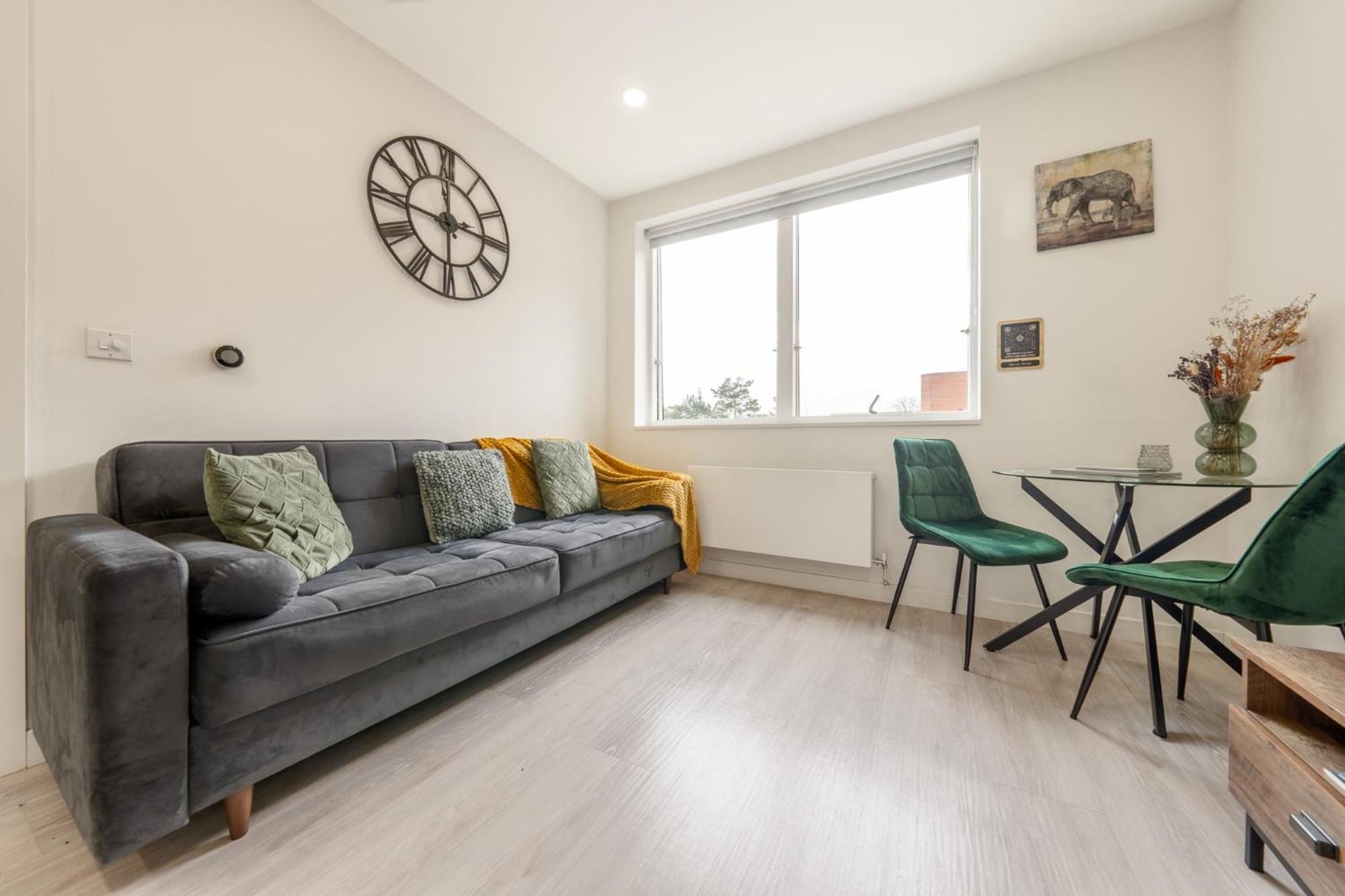 Luxury 1 Bedroom Serviced Apartment With Roof Terrace & Gym Stevenage Exteriör bild