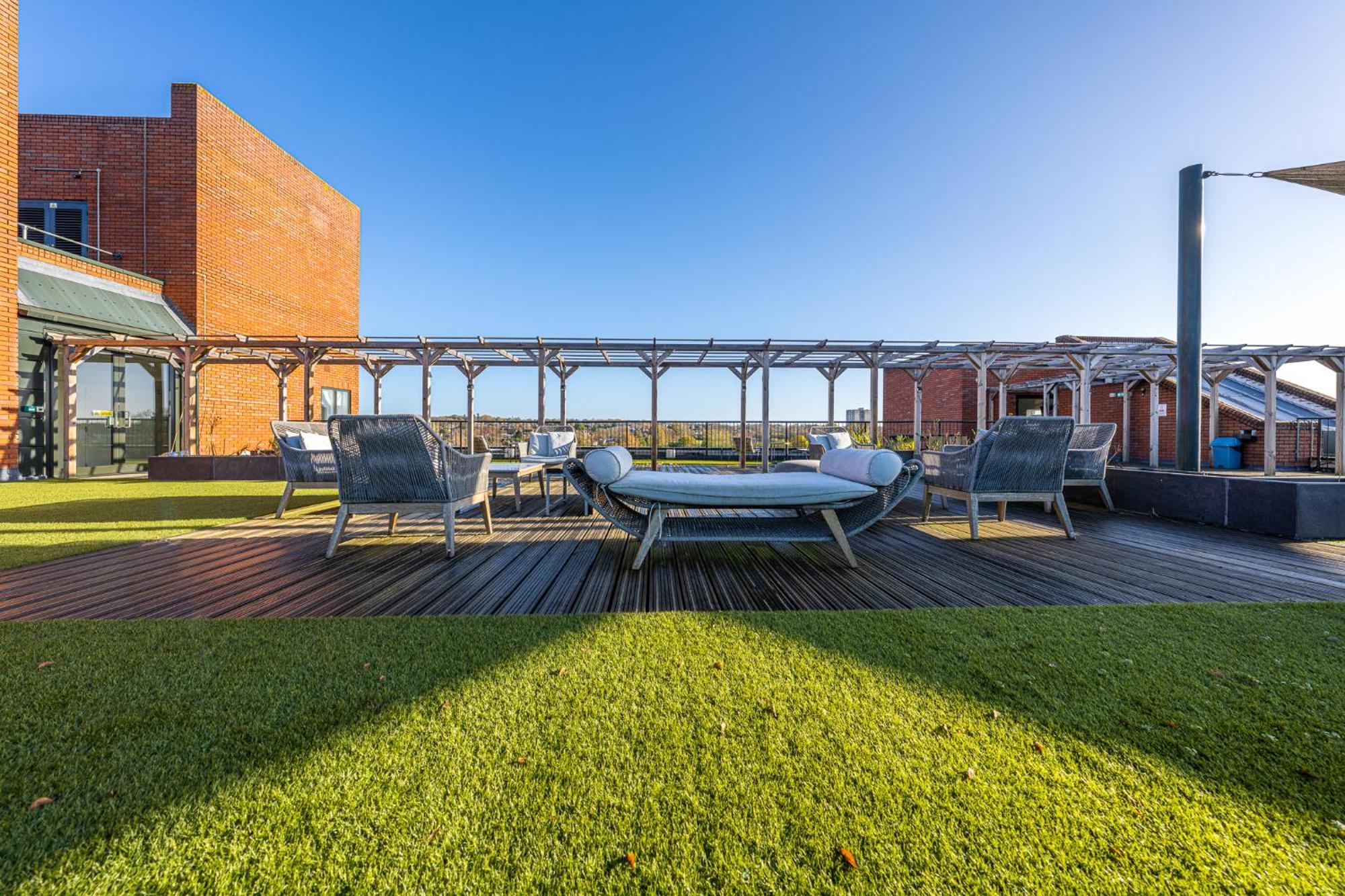 Luxury 1 Bedroom Serviced Apartment With Roof Terrace & Gym Stevenage Exteriör bild
