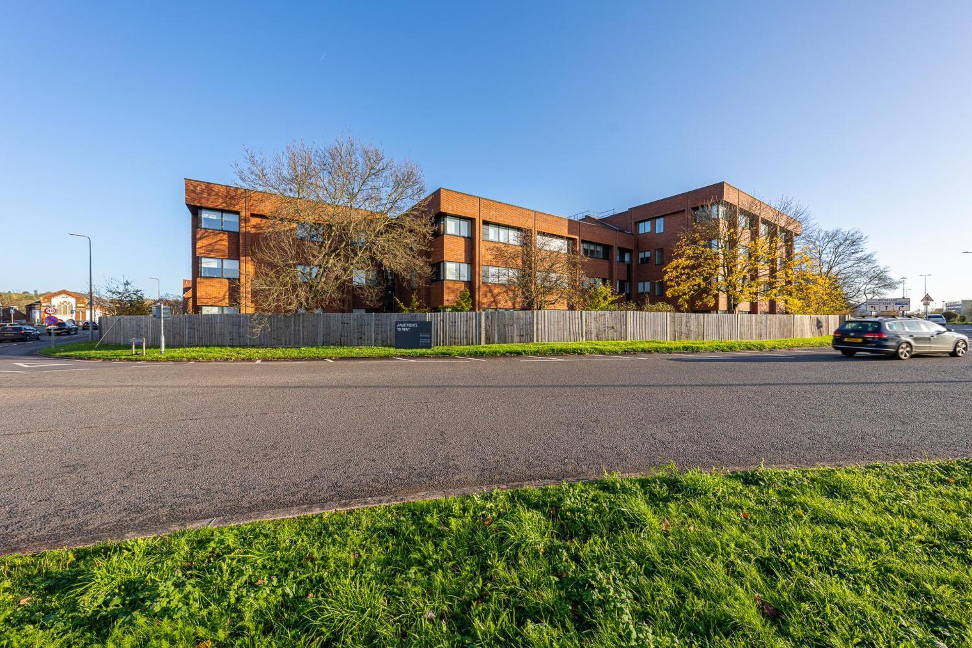Luxury 1 Bedroom Serviced Apartment With Roof Terrace & Gym Stevenage Exteriör bild
